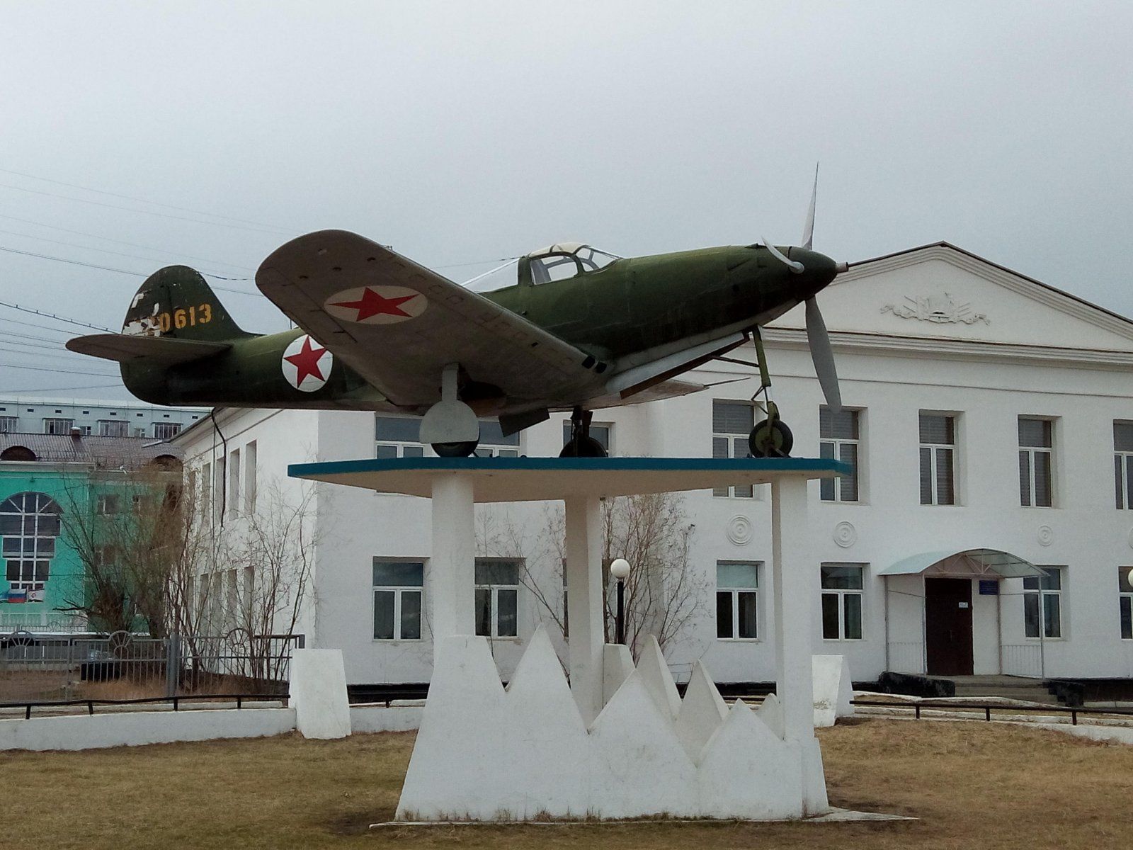 39 п. Памятник самолёту Бэлл п-39 «Аэрокобра». Памятник Аэрокобра Якутск. Аэрокобра в Якутске. Якутск самолёт Бэлл p-39 Аэрокобра.